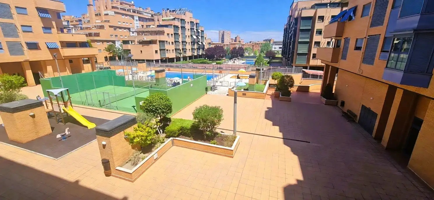 Vista exterior de Piso en venta en Madrid con Calefacción, Terraza y Trastero
