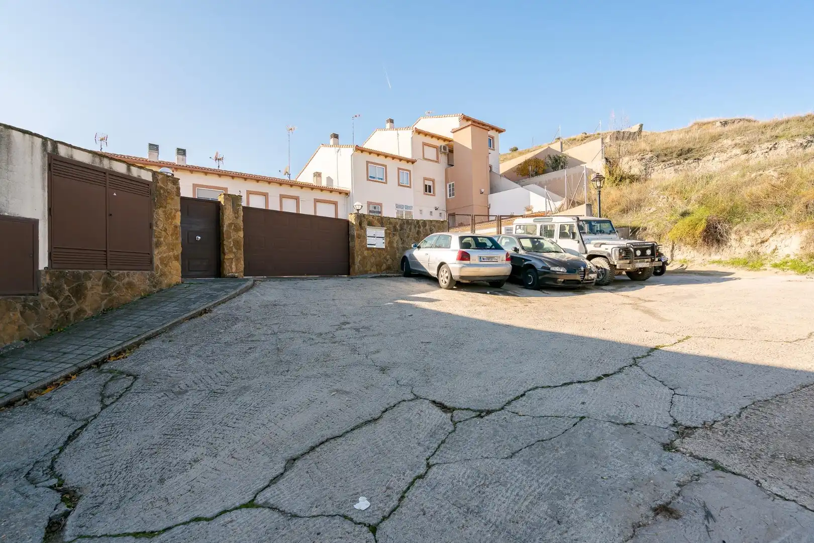 Parkplatz von Einfamilien-Reihenhaus zum Verkauf in Carabaña mit Heizung, Privatgarten und Terrasse