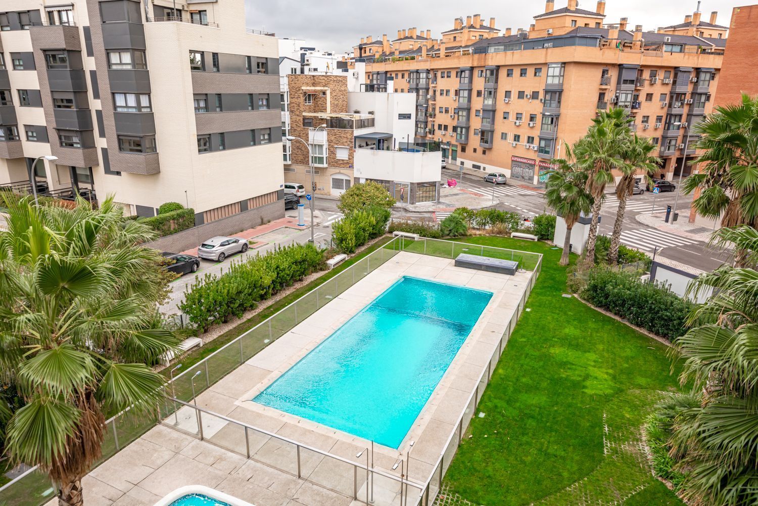 Swimming pool of Flat for sale in  Madrid Capital  with Air Conditioner, Heating and Terrace