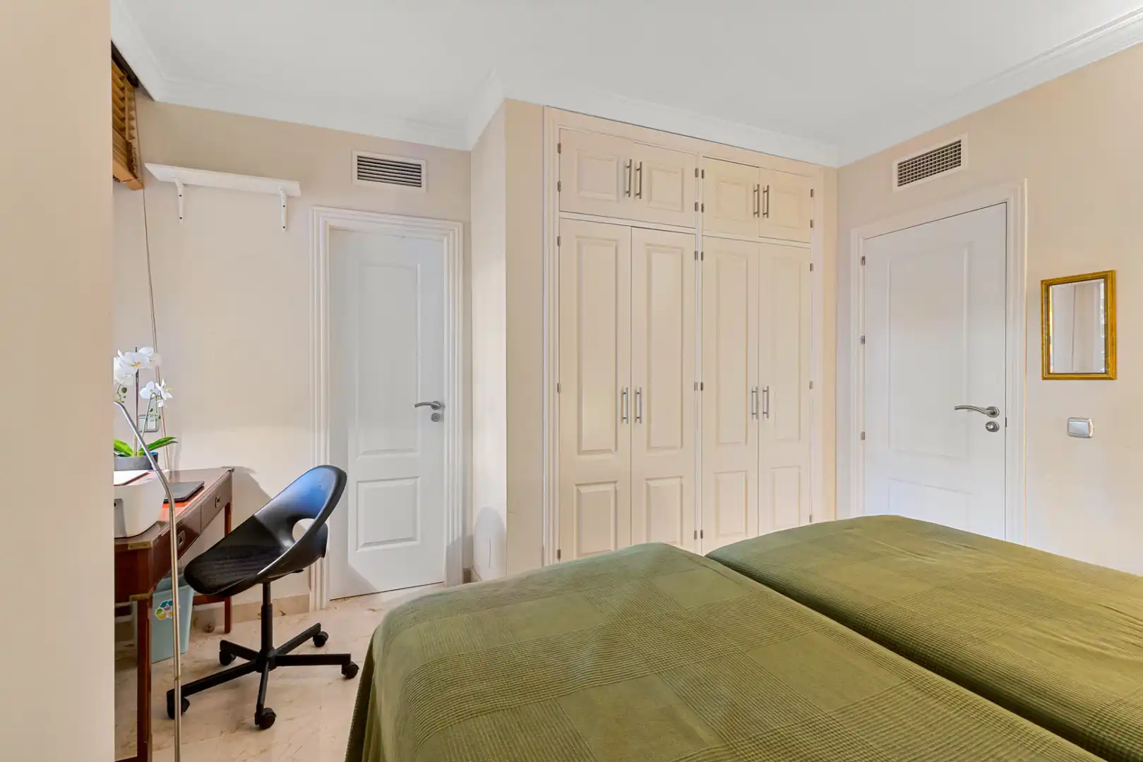 Schlafzimmer von Dachboden zum Verkauf in Estepona mit Klimaanlage, Heizung und Terrasse