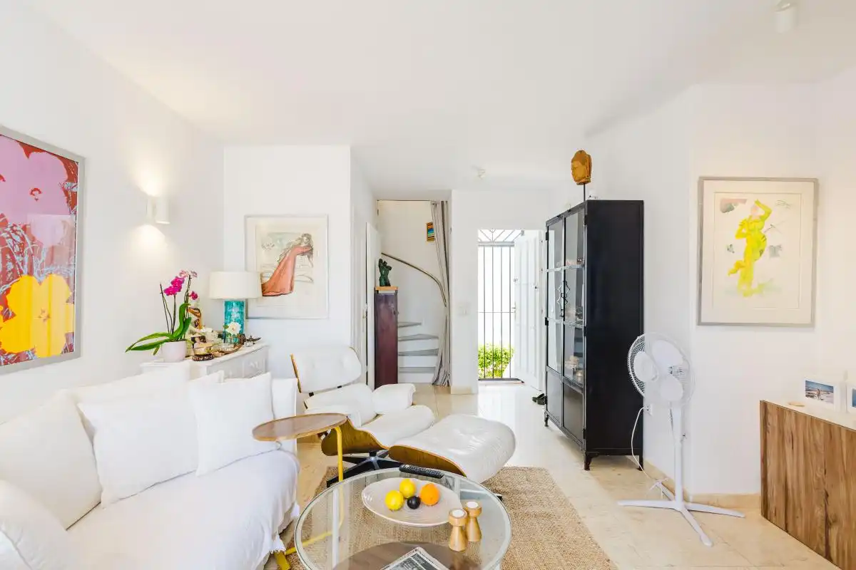 Sala d'estar de Casa adosada en venda en Mijas amb Aire condicionat, Calefacció i Jardí privat