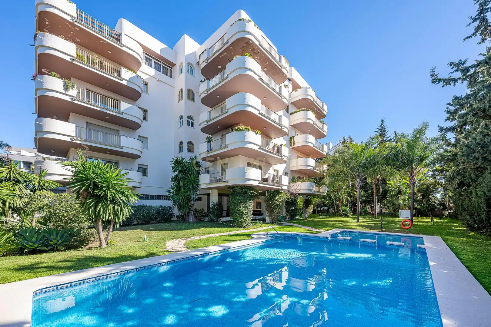 Vista exterior de Apartamento en venta en Marbella con Aire acondicionado, Trastero y Piscina