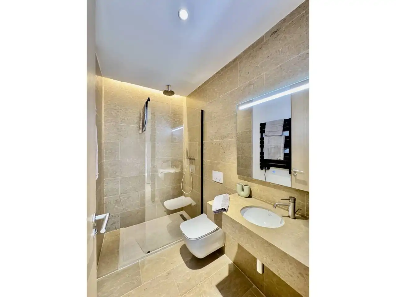Badezimmer von Wohnung zur Miete in Centre