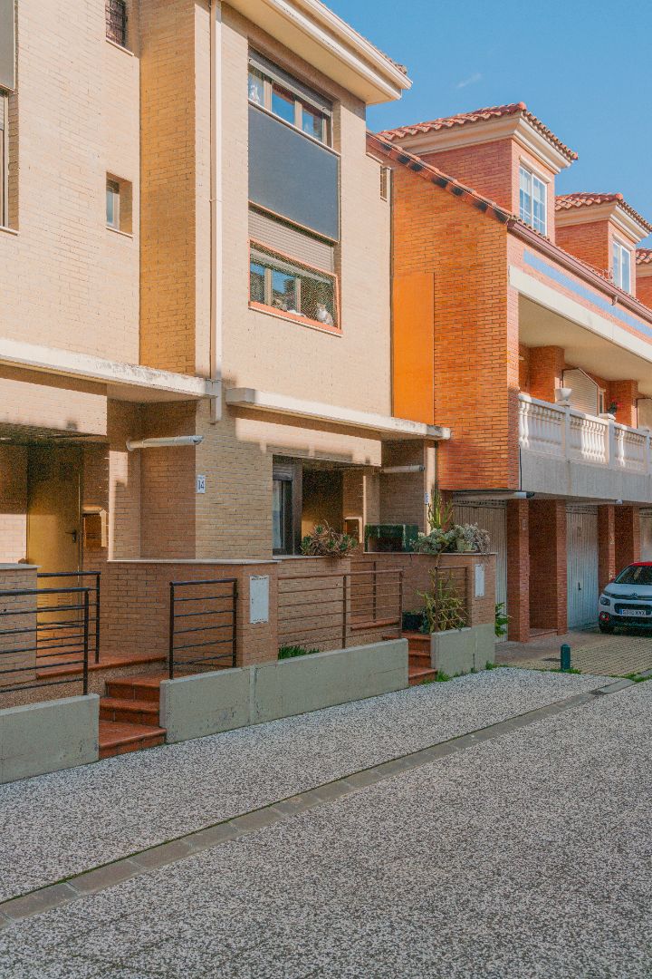 Vista exterior de Casa adosada en venta en  Zaragoza Capital con Calefacción, Jardín privado y Terraza