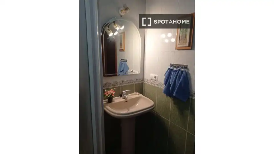 Bathroom of Flat for share in Jaén  with Air Conditioner, Heating and Terrace