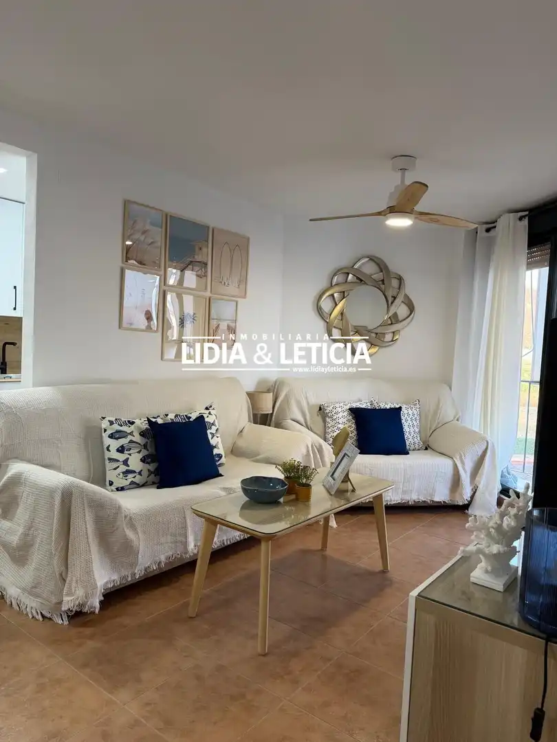 Wohnzimmer von Dachboden zum Verkauf in Zahara de los Atunes mit Privatgarten, Terrasse und Abstellraum