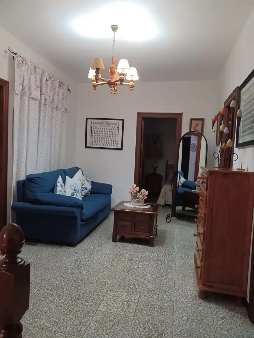 Sala d'estar de Casa adosada en venda en San Martín del Tesorillo amb Aire condicionat, Jardí privat i Terrassa