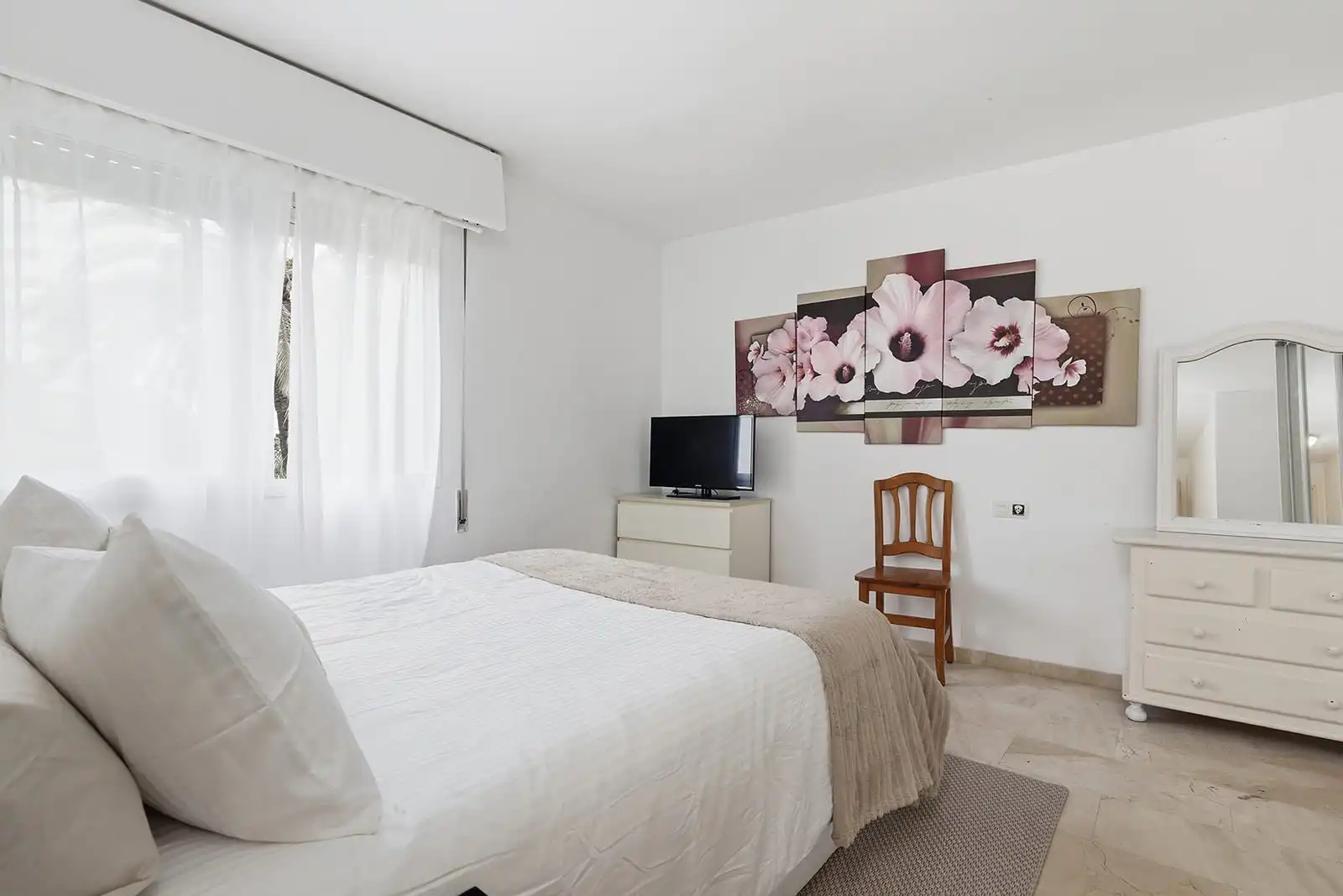Habitación de Apartamento de alquiler en Estepona con Terraza y Amueblado