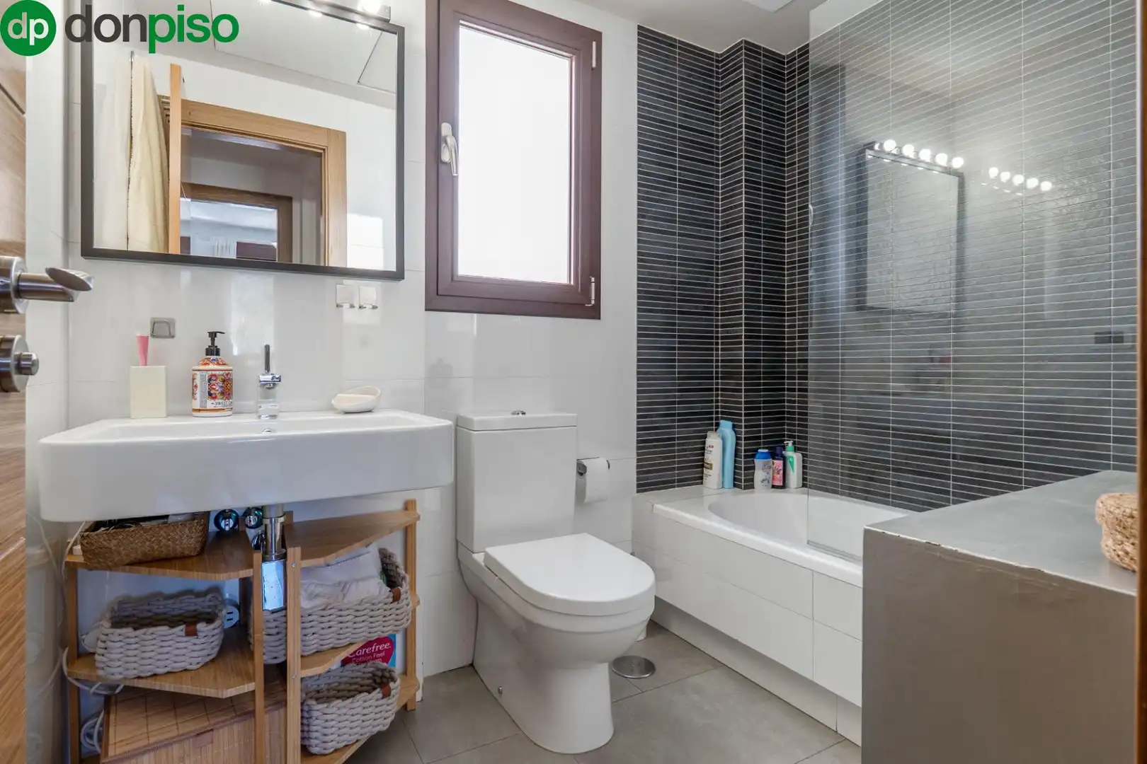 Badezimmer von Einfamilien-Reihenhaus zum Verkauf in Granada mit Klimaanlage und Terrasse
