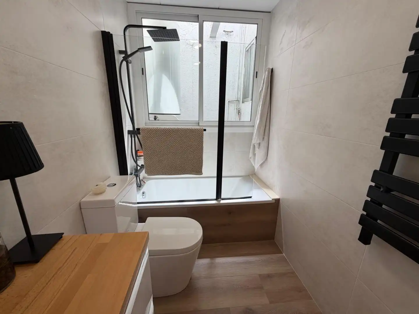 Badezimmer von Dachboden zum Verkauf in Mataró mit Klimaanlage, Heizung und Parkett