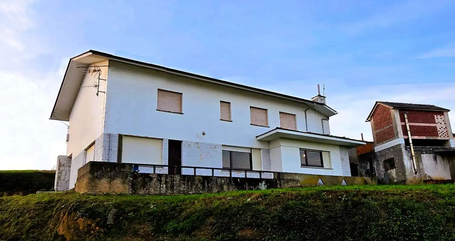 Vista exterior de Casa o xalet en venda en Navia amb Calefacció