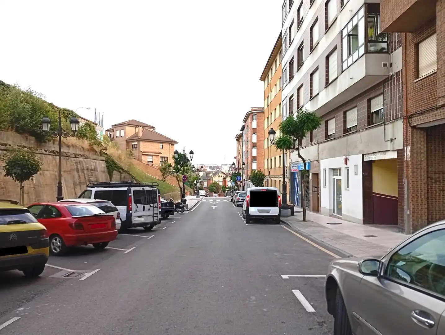 Außenansicht von Garage zum Verkauf in Oviedo 