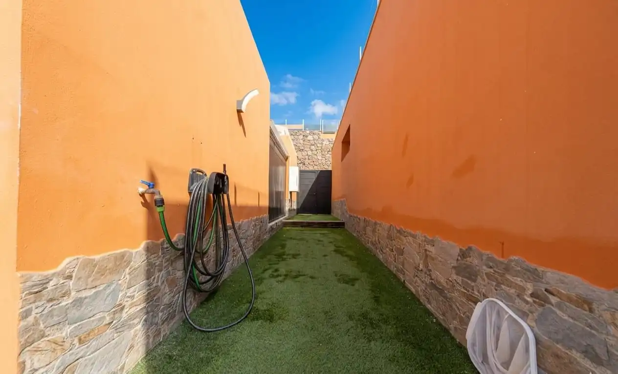 Vista exterior de Casa o xalet en venda en San Bartolomé de Tirajana amb Aire condicionat, Jardí privat i Terrassa