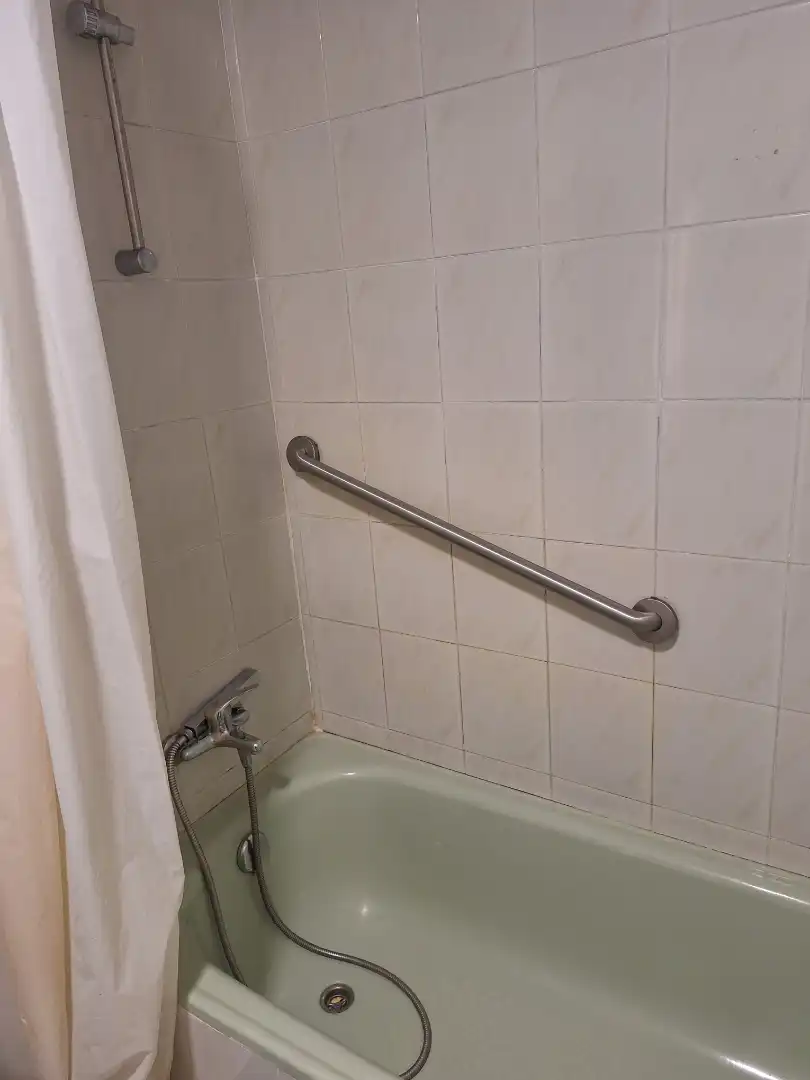 Baño de Piso de alquiler en Culleredo con Amueblado, Horno y Balcón