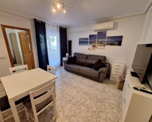 Sala d'estar de Apartament de lloguer en Torrevieja amb Aire condicionat, Terrassa i Balcó