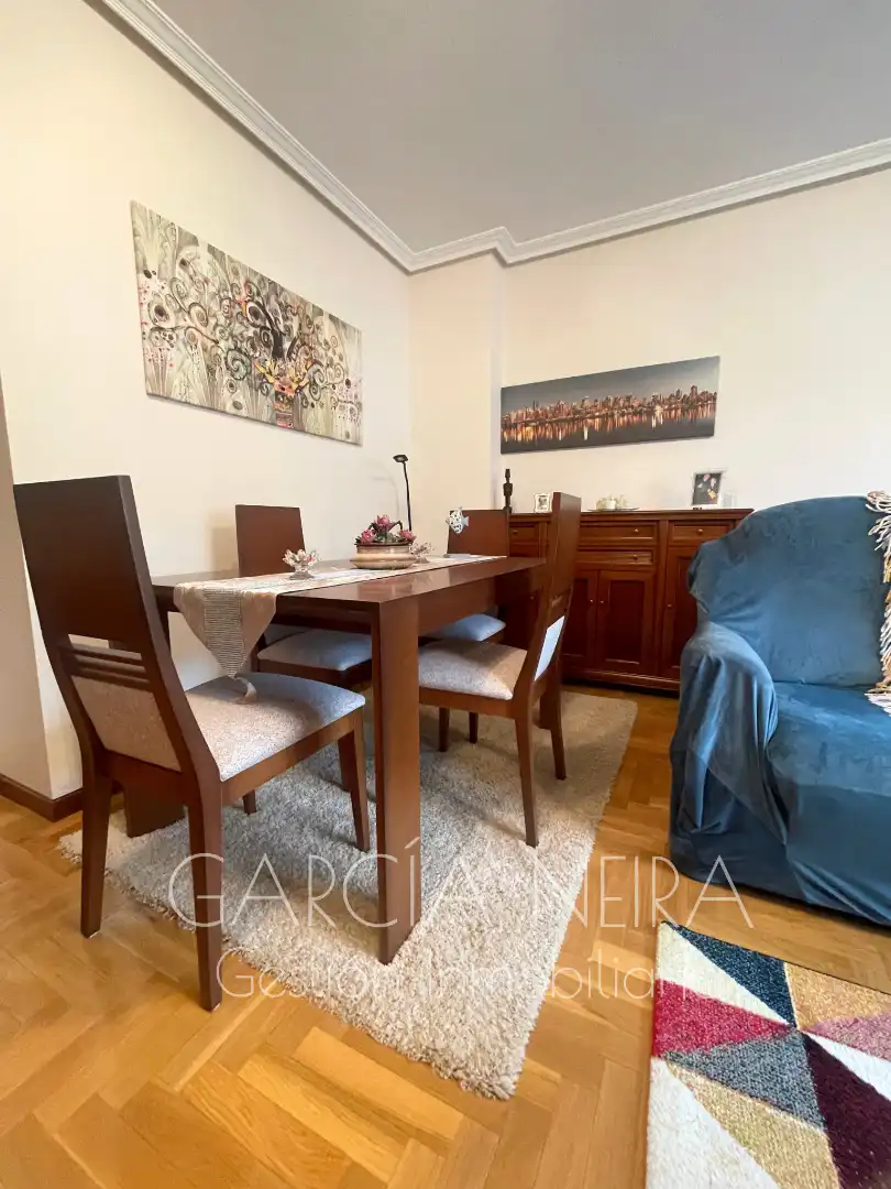 Menjador de Pis en venda en Oviedo  amb Calefacció, Jardí privat i Parquet