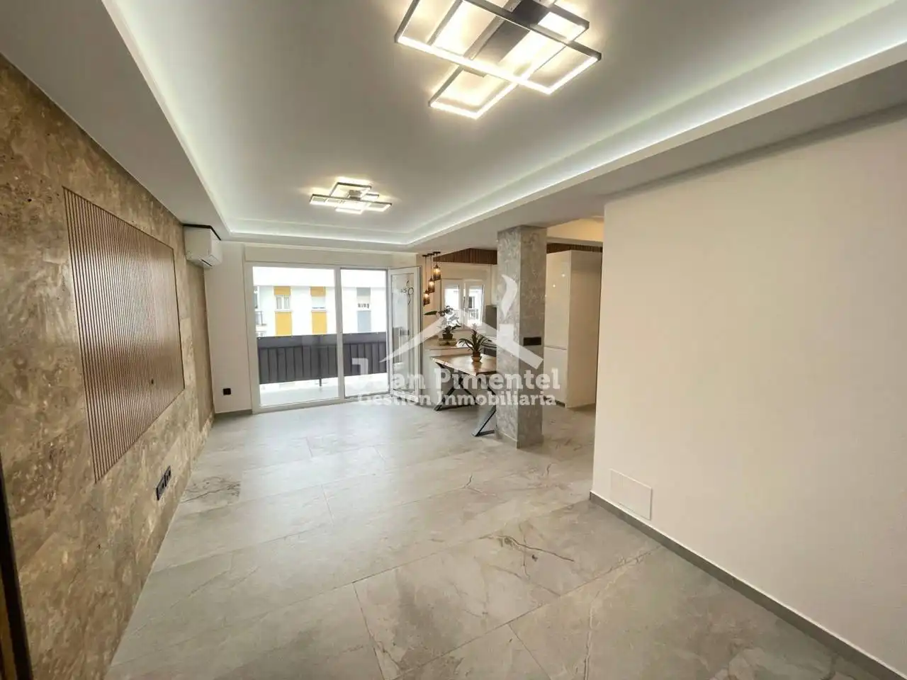 Sala d'estar de Pis en venda en Estepona amb Aire condicionat, Terrassa i Alarma