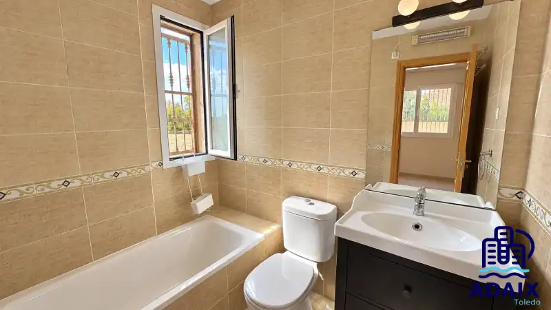 Bathroom of Detached homes for sale in Camarenilla, Toledo