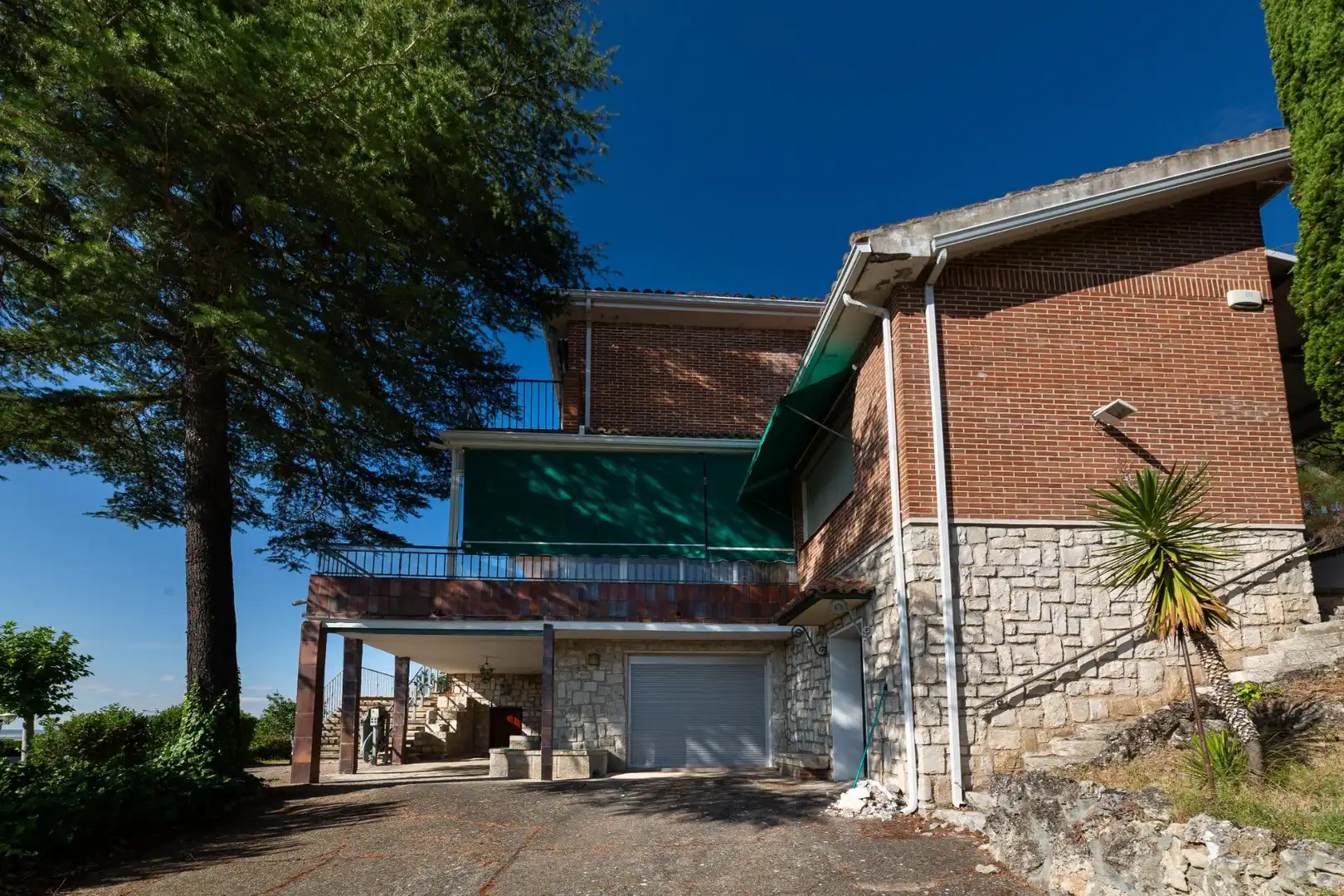 Vista exterior de Casa o xalet en venda en Tudela de Duero amb Calefacció, Jardí privat i Terrassa