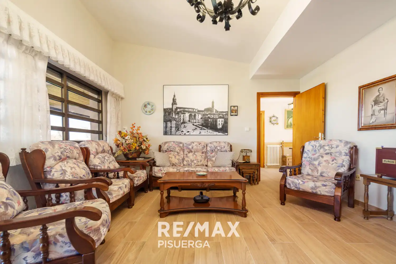 Sala d'estar de Casa o xalet en venda en Tudela de Duero amb Calefacció, Jardí privat i Terrassa