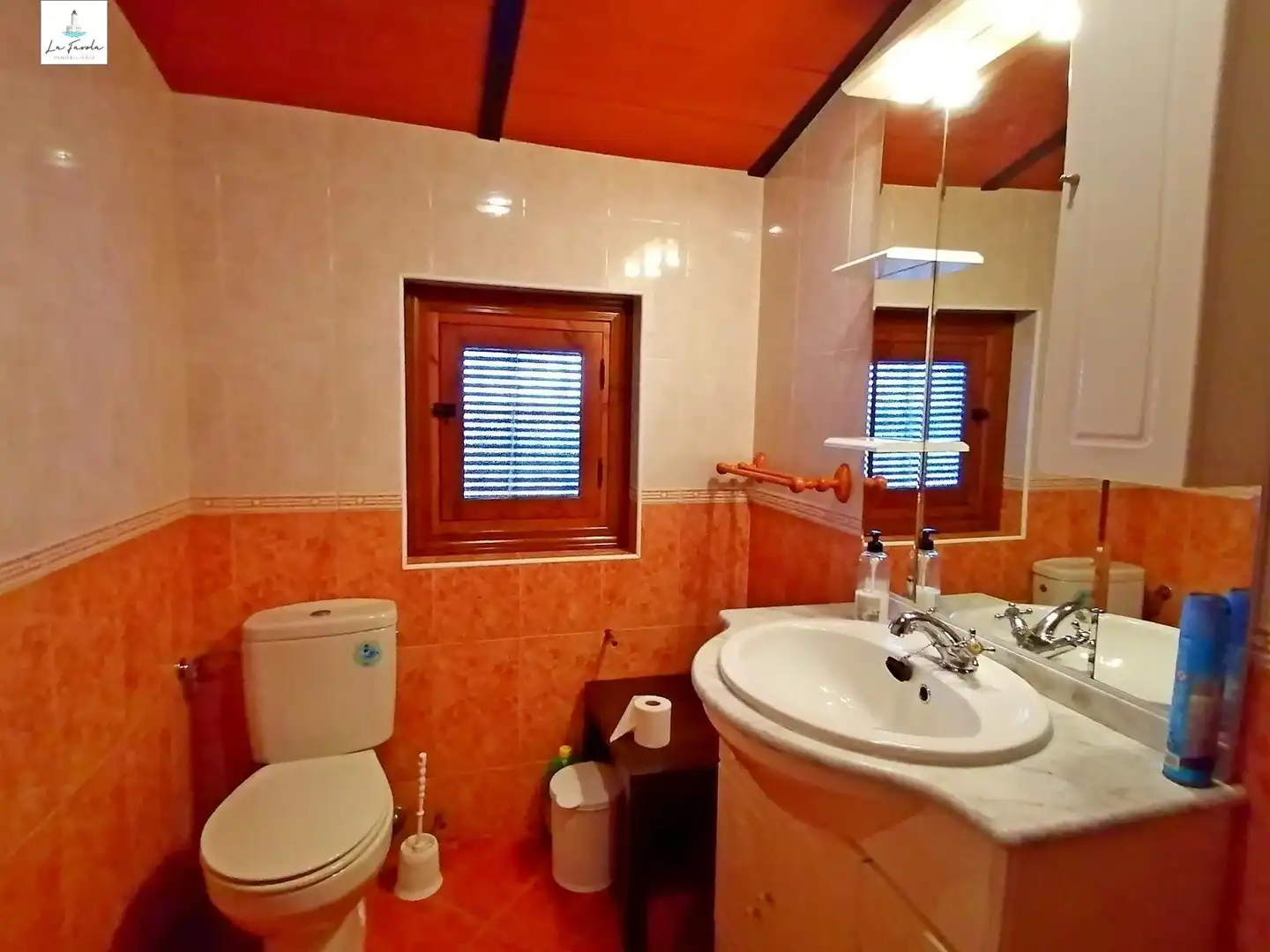 Bany de Casa o xalet en venda en Villanueva del Trabuco amb Jardí privat, Traster i Moblat
