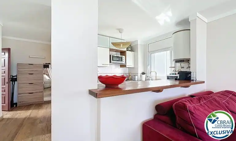 Cuina de Apartament en venda en Roses amb Calefacció, Terrassa i Moblat