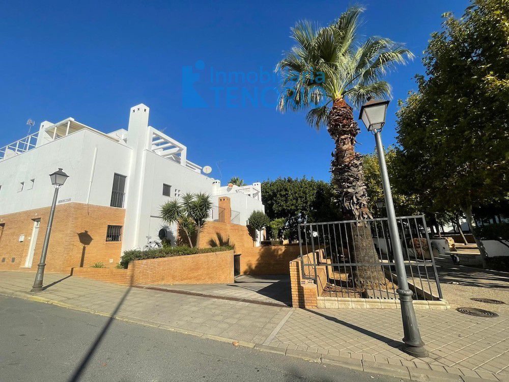 Vista exterior de Casa adosada en venda en Lepe amb Aire condicionat, Terrassa i Traster