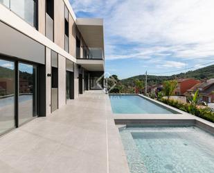 Vista exterior de Casa o xalet de lloguer en Gavà amb Terrassa, Piscina i Balcó