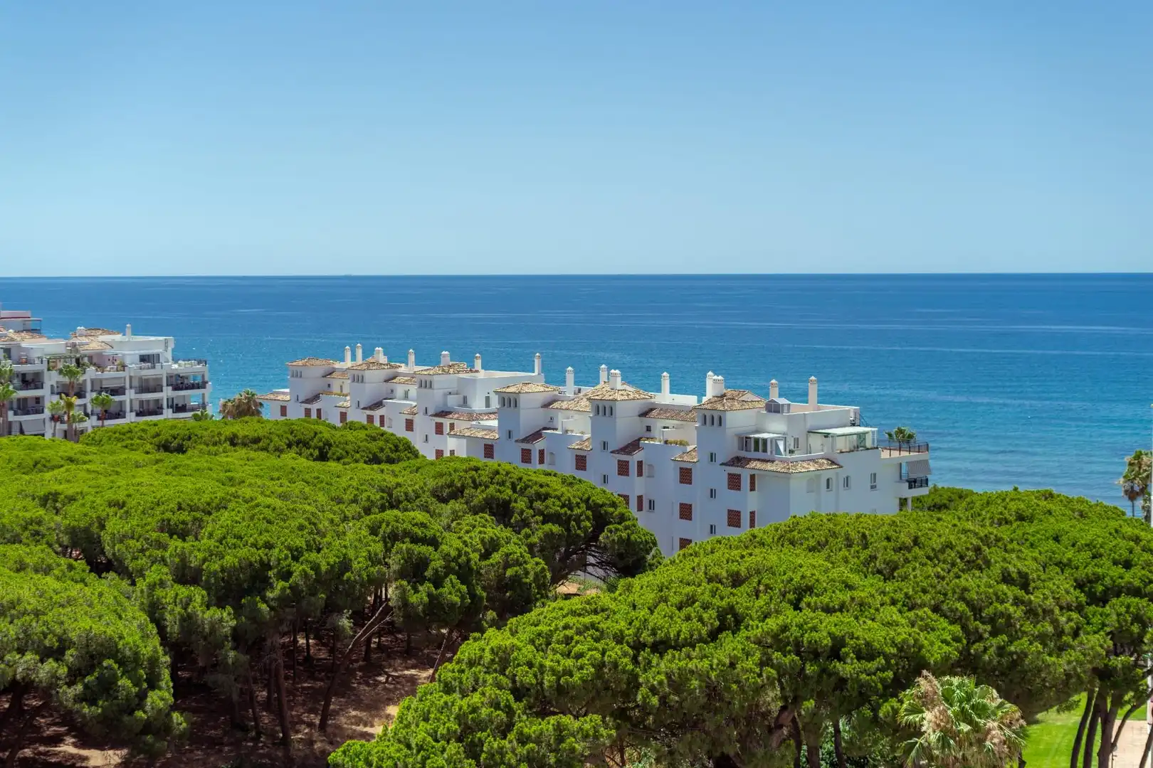 Vista exterior de Estudi en venda en Marbella amb Aire condicionat, Jardí privat i Moblat
