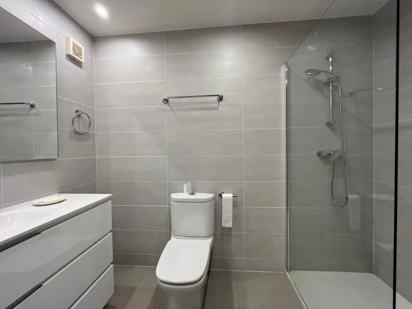 Badezimmer von Wohnung zum Verkauf in Barcelona mit Klimaanlage, Heizung und Parkett