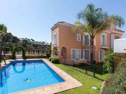 Vista exterior de Casa adosada en venda en Marbella amb Aire condicionat i Balcó