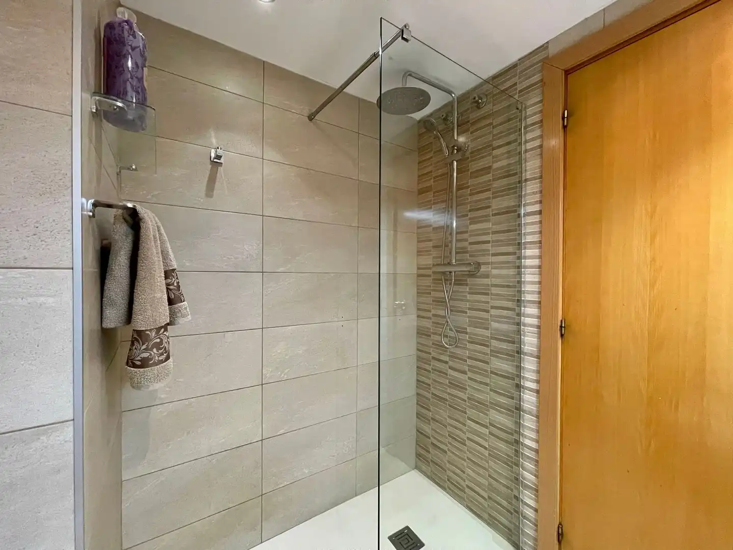 Badezimmer von Wohnung zum Verkauf in Girona mit Klimaanlage, Abstellraum und Balkon