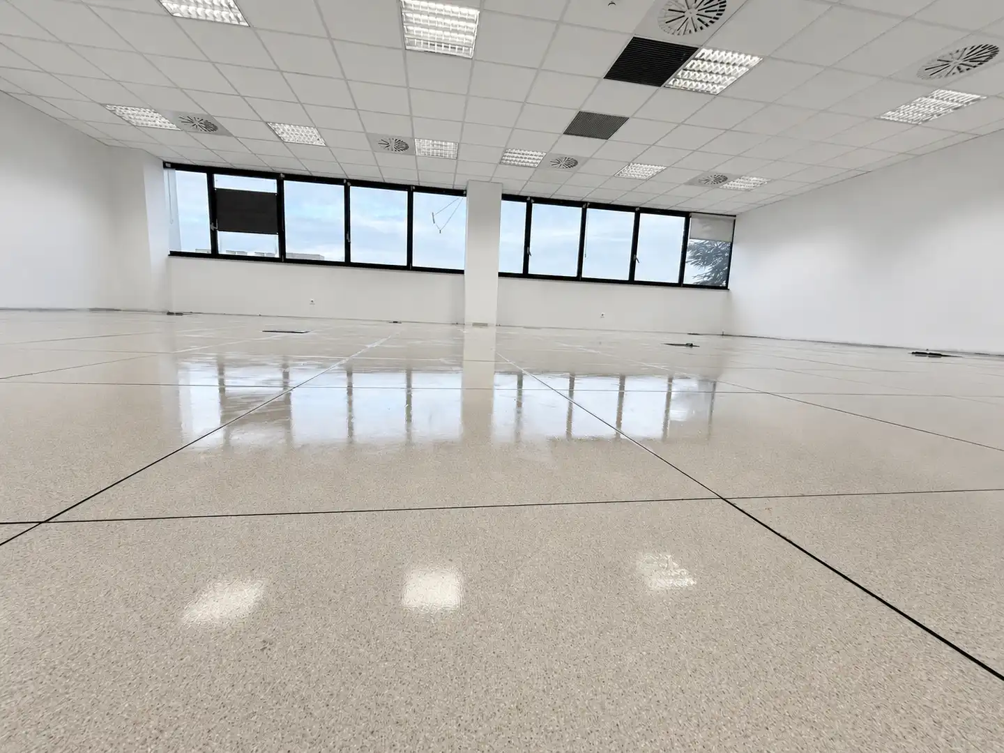 Office space with lift to rent in Polígono Parque Empresarial la Muga 11, imagen 2