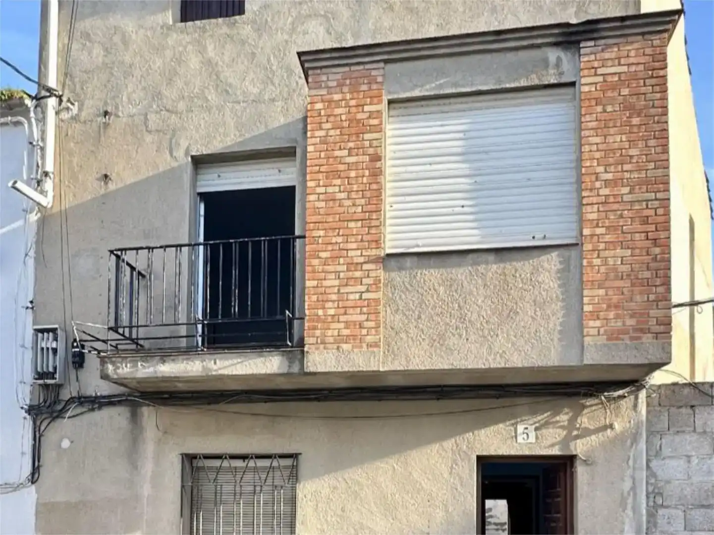 Vista exterior de Casa adosada en venda en Mengíbar amb Balcó
