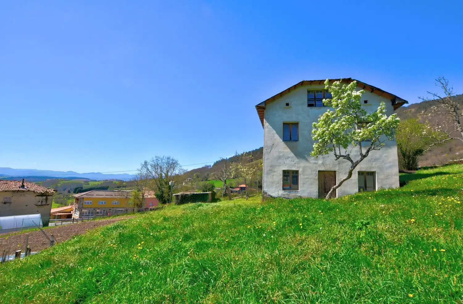 Außenansicht von Haus oder Chalet zum Verkauf in Tineo mit Schwimmbad