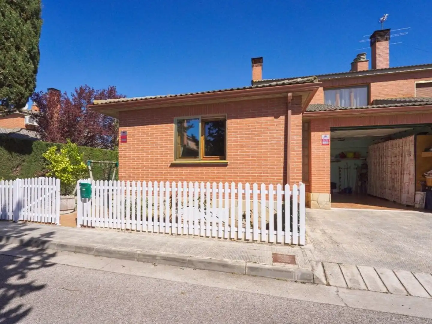 Vista exterior de Casa o xalet en venda en Zaragoza amb Aire condicionat, Calefacció i Jardí privat