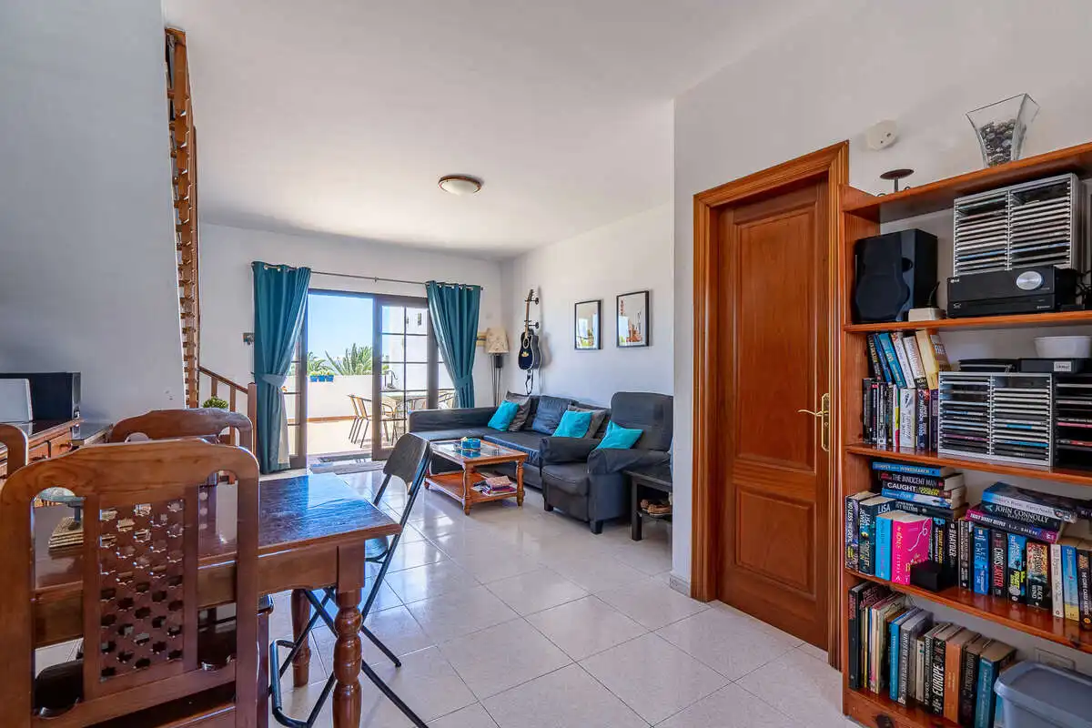 Sala de estar de Dúplex en venta en Teguise con Piscina comunitaria