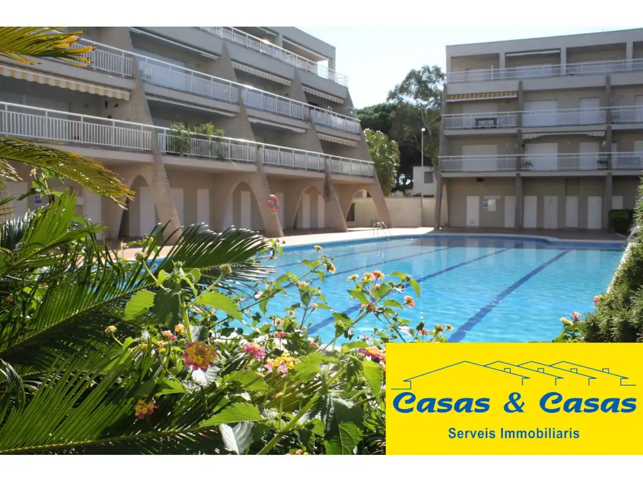 Piscina de Pis en venda en L'Escala amb Terrassa, Moblat i Piscina comunitària