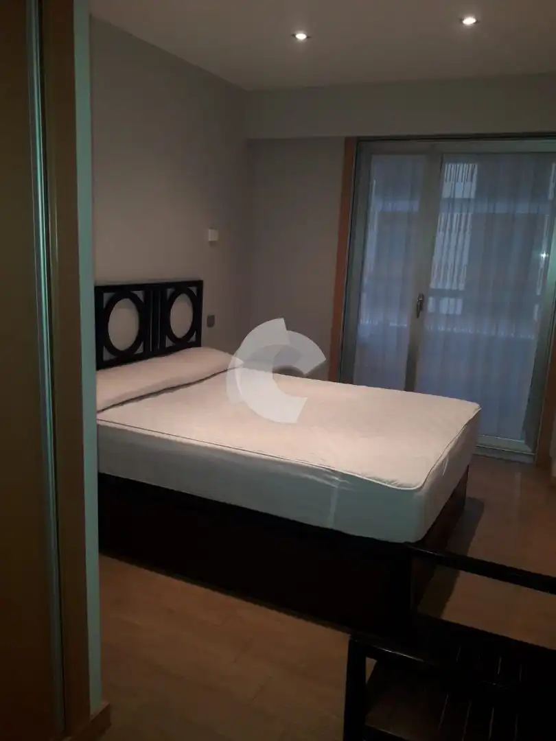 Dormitori de Apartament de lloguer en Ourense Capital  amb Calefacció, Traster i Moblat
