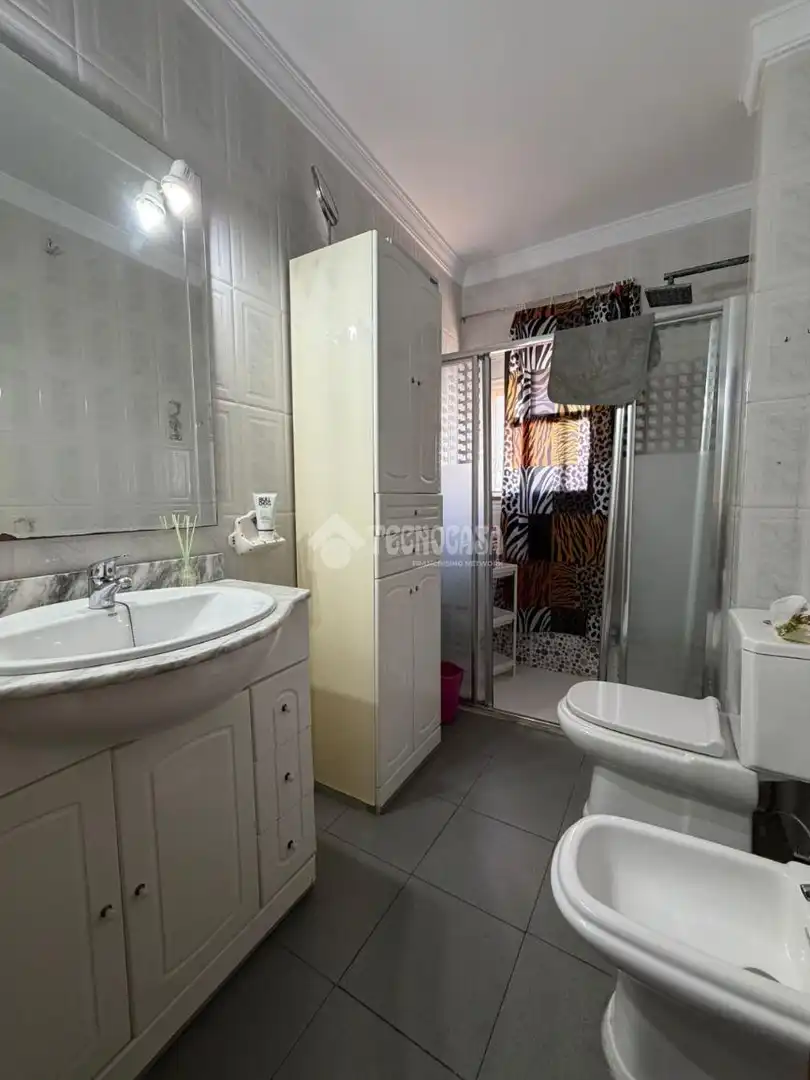 Baño de Piso en venta en Isla Cristina con Aire acondicionado, Terraza y Amueblado