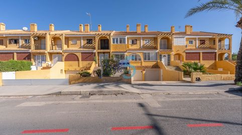 5 Real Estate se complace en presentar esta espaciosa casa adosada de tres dormitorios y tres baños, situada en la codiciada zona