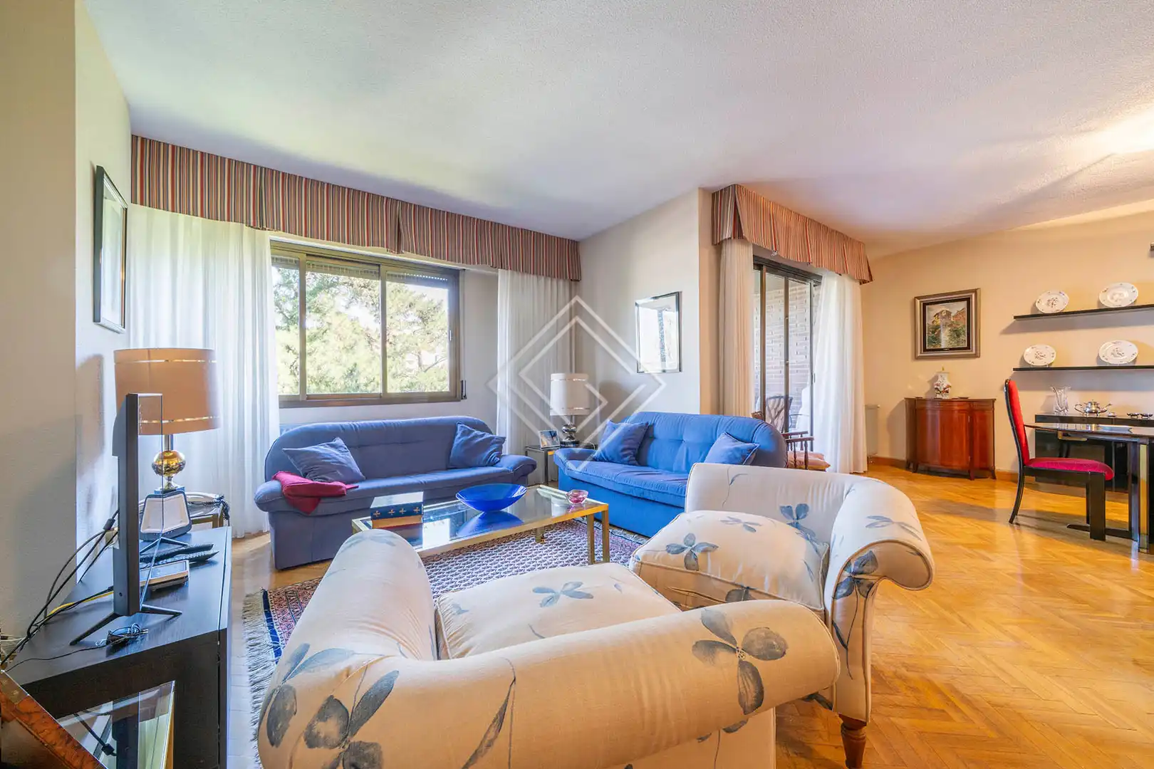 Sala de estar de Piso en venta en Madrid con Jardín privado, Terraza y Piscina comunitaria