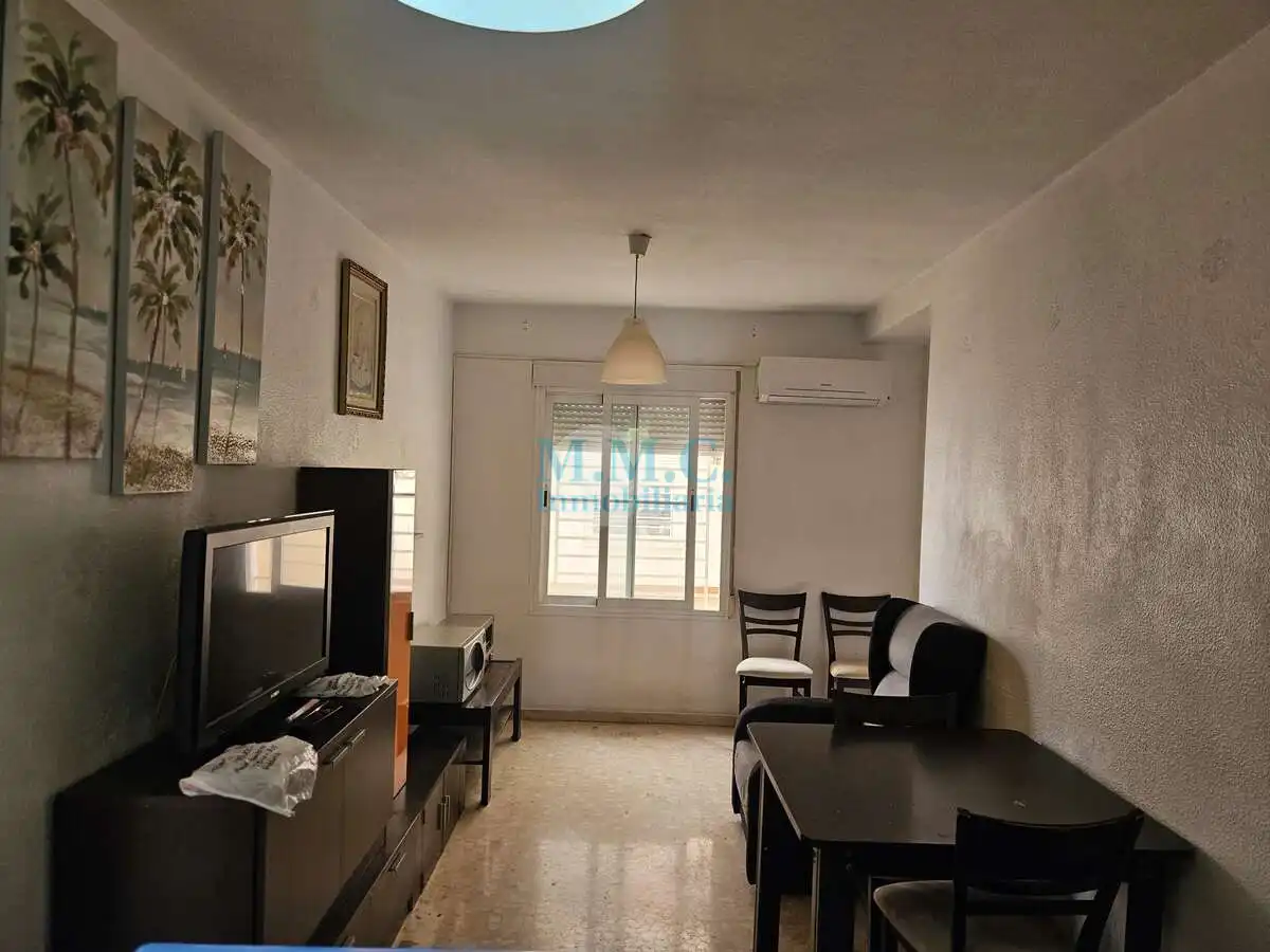 Sala d'estar de Pis en venda en Roquetas de Mar amb Aire condicionat, Terrassa i Moblat