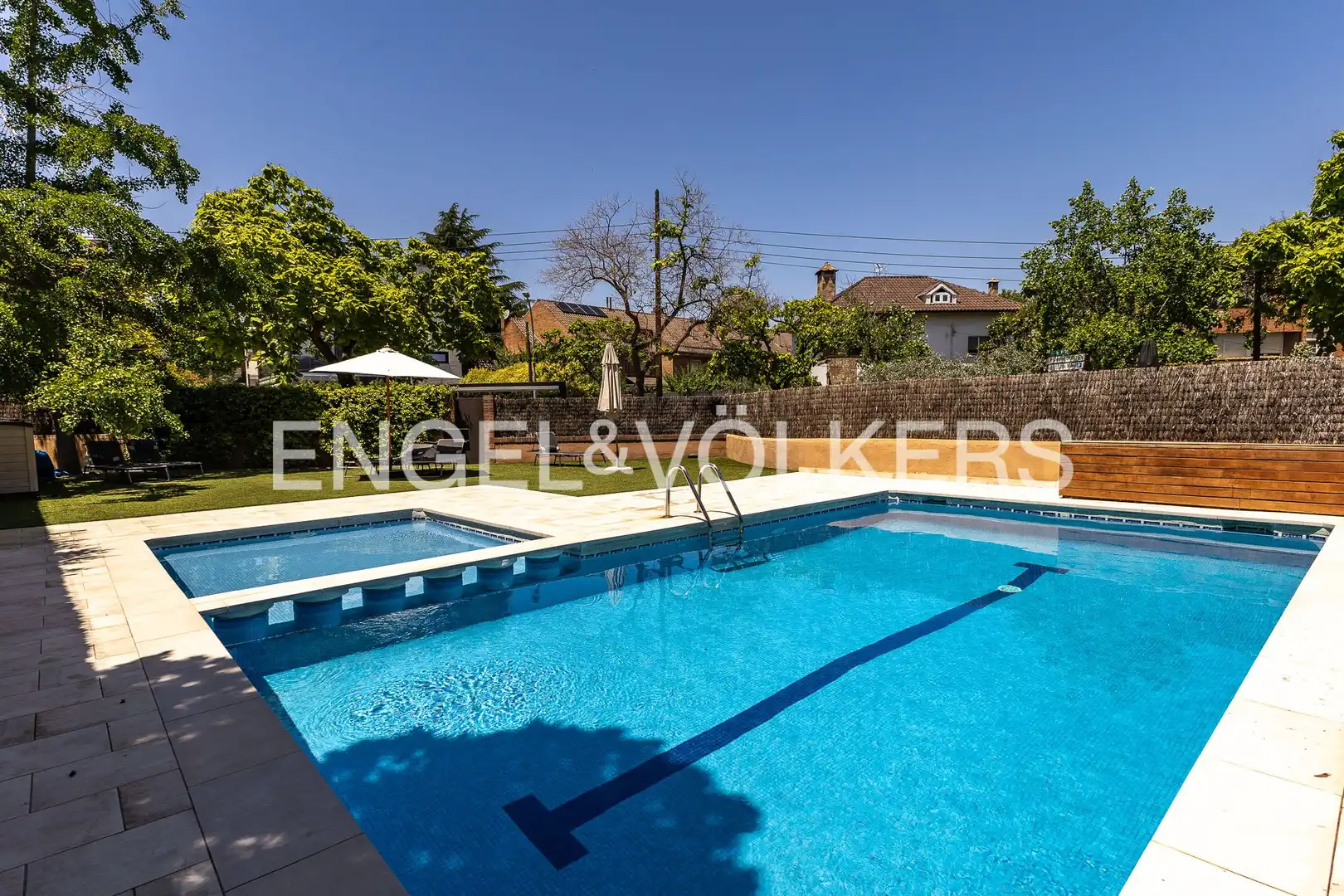 Piscina de Casa o xalet en venda en Sant Cugat del Vallès amb Aire condicionat, Calefacció i Jardí privat