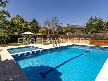 Adosado con piscina en venta en Avinguda de l'Enllaç