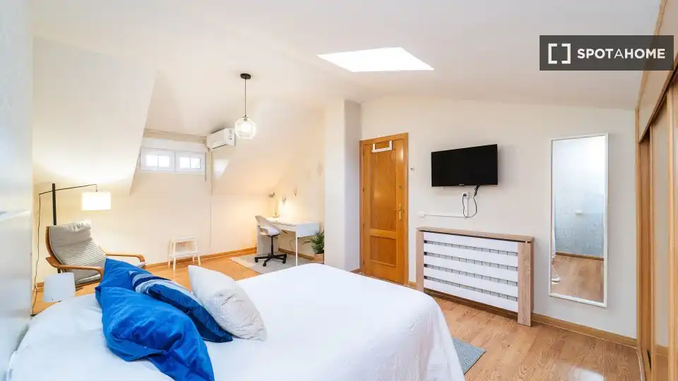Bedroom of Flat for share in Sevilla la Nueva  with Air Conditioner, Heating and Furnished