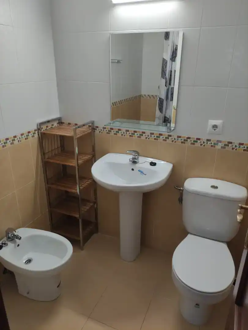 Badezimmer von Dachboden zur Miete in Meruelo mit Schwimmbad