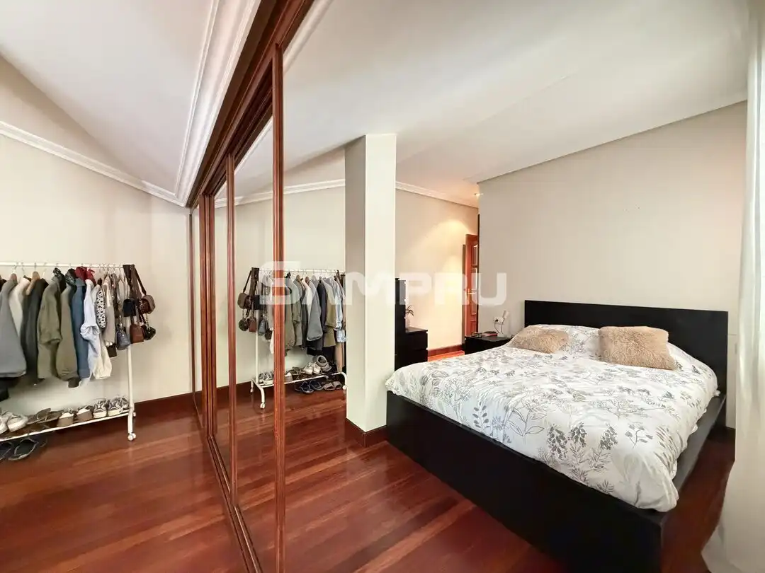 Schlafzimmer von Dachboden zum Verkauf in Arrasate / Mondragón mit Heizung und Balkon