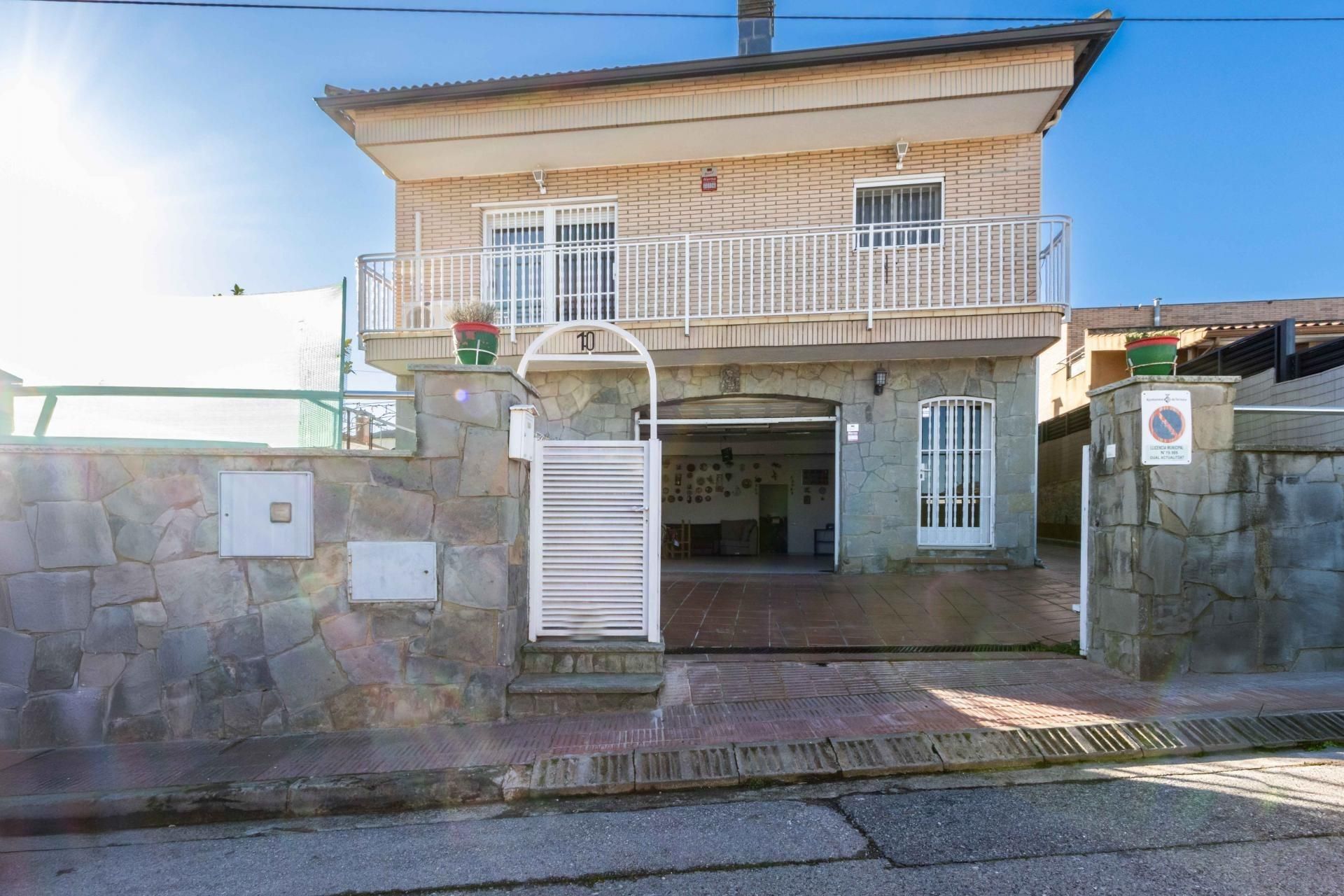 Vista exterior de Casa o chalet en venta en Terrassa con Aire acondicionado, Calefacción y Terraza