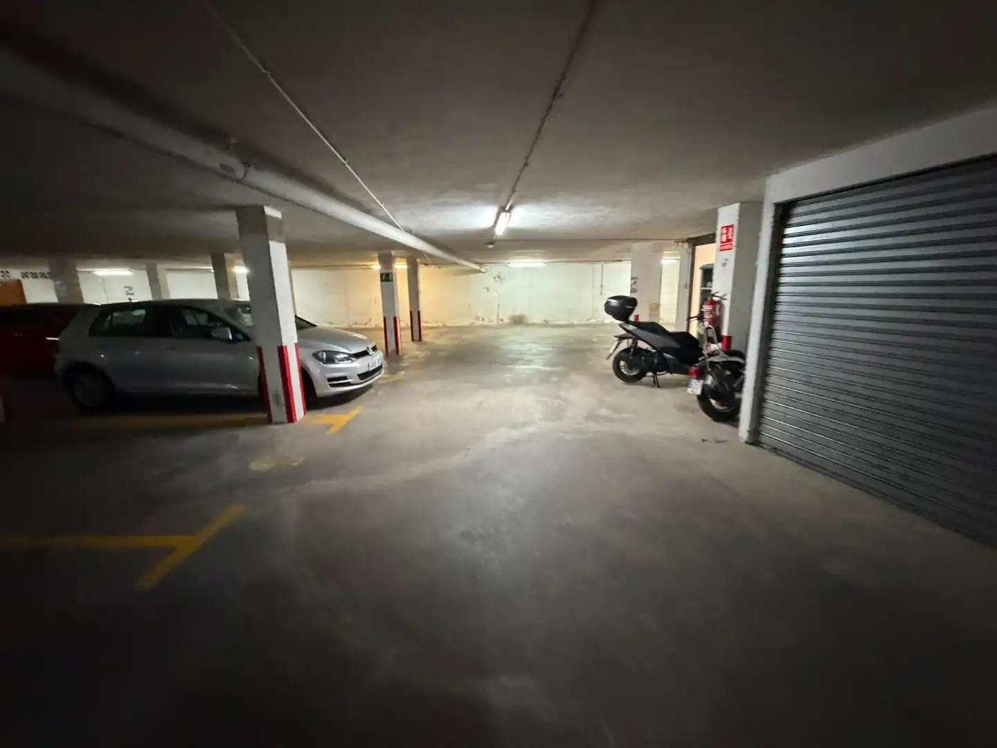 Parkplatz von Einfamilien-Reihenhaus zur Miete in La Manga del Mar Menor mit Privatgarten, Terrasse und Möbliert